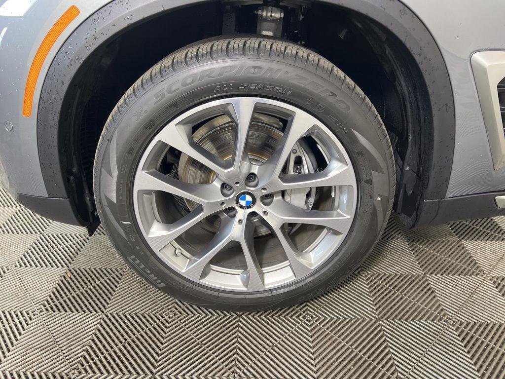 New 2026 Skyscraper Grey Metallic BMW xDrive40i image 6