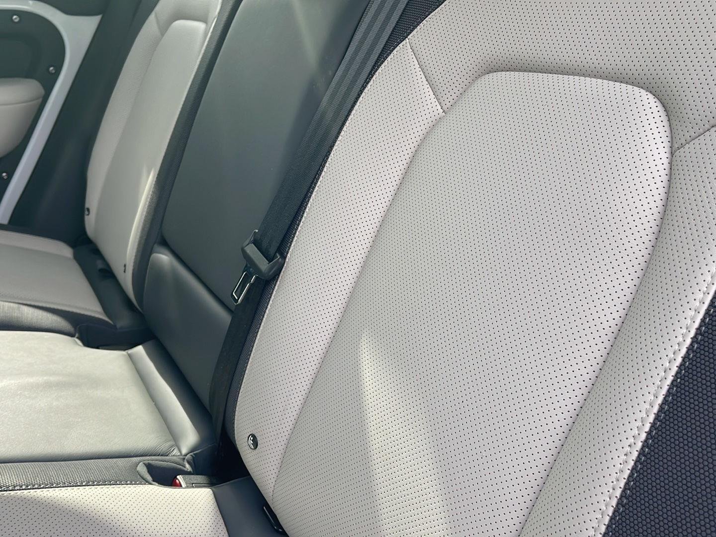 Used 2024 Fuji White Land Rover X-Dynamic SE image 21