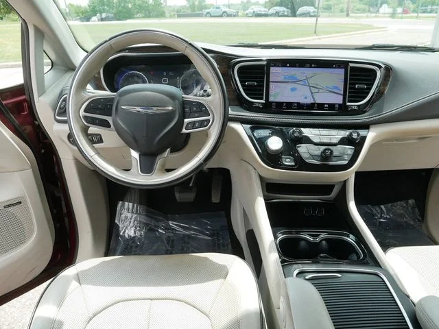 Used 2021 Velvet Chrysler Limited image 22