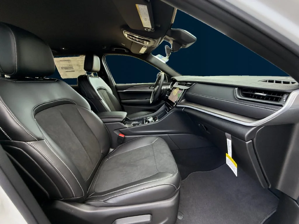 New 2027 White/off-white Jeep Laredo Altitude image 17