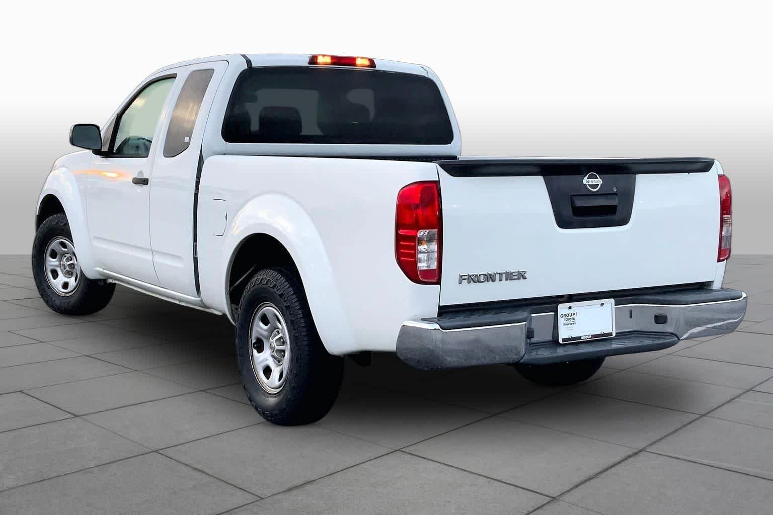 Used 2015 Glacier White Nissan S image 11