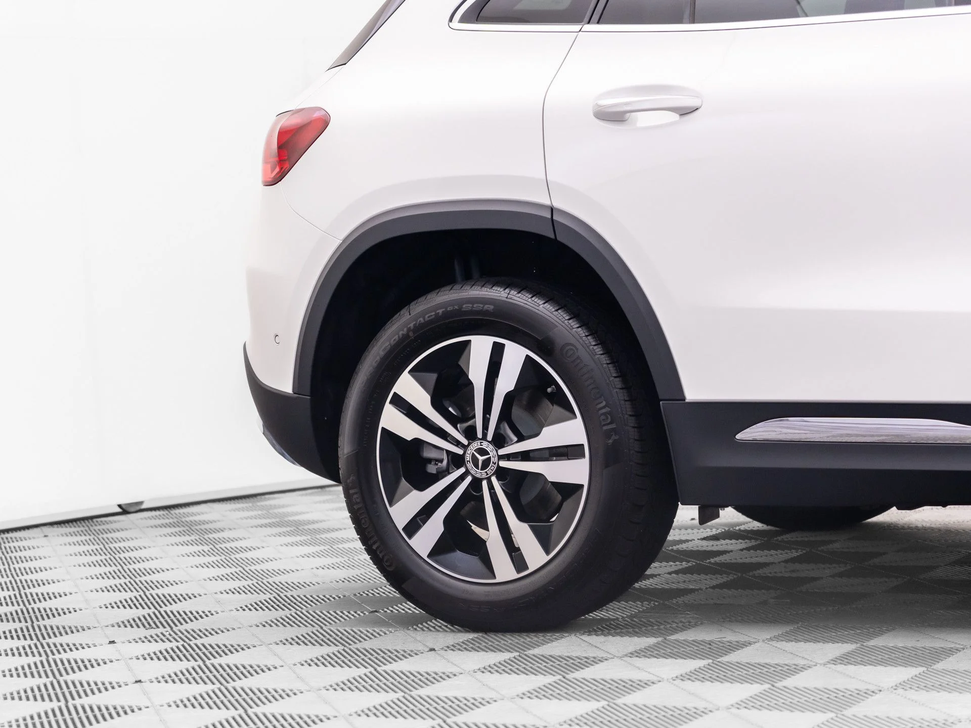 New 2026 White Mercedes-Benz GLA 250 image 37