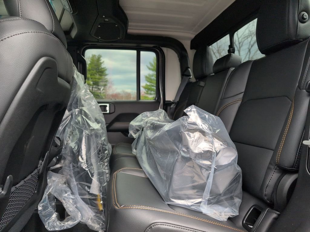 New 2026 Granite Crystal Metallic Clear-Coat Exterior Paint Jeep Sahara image 19