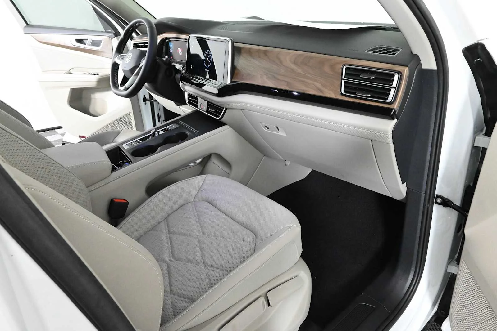 New 2026 Opal White Pearl Volkswagen 2.0T SE image 10