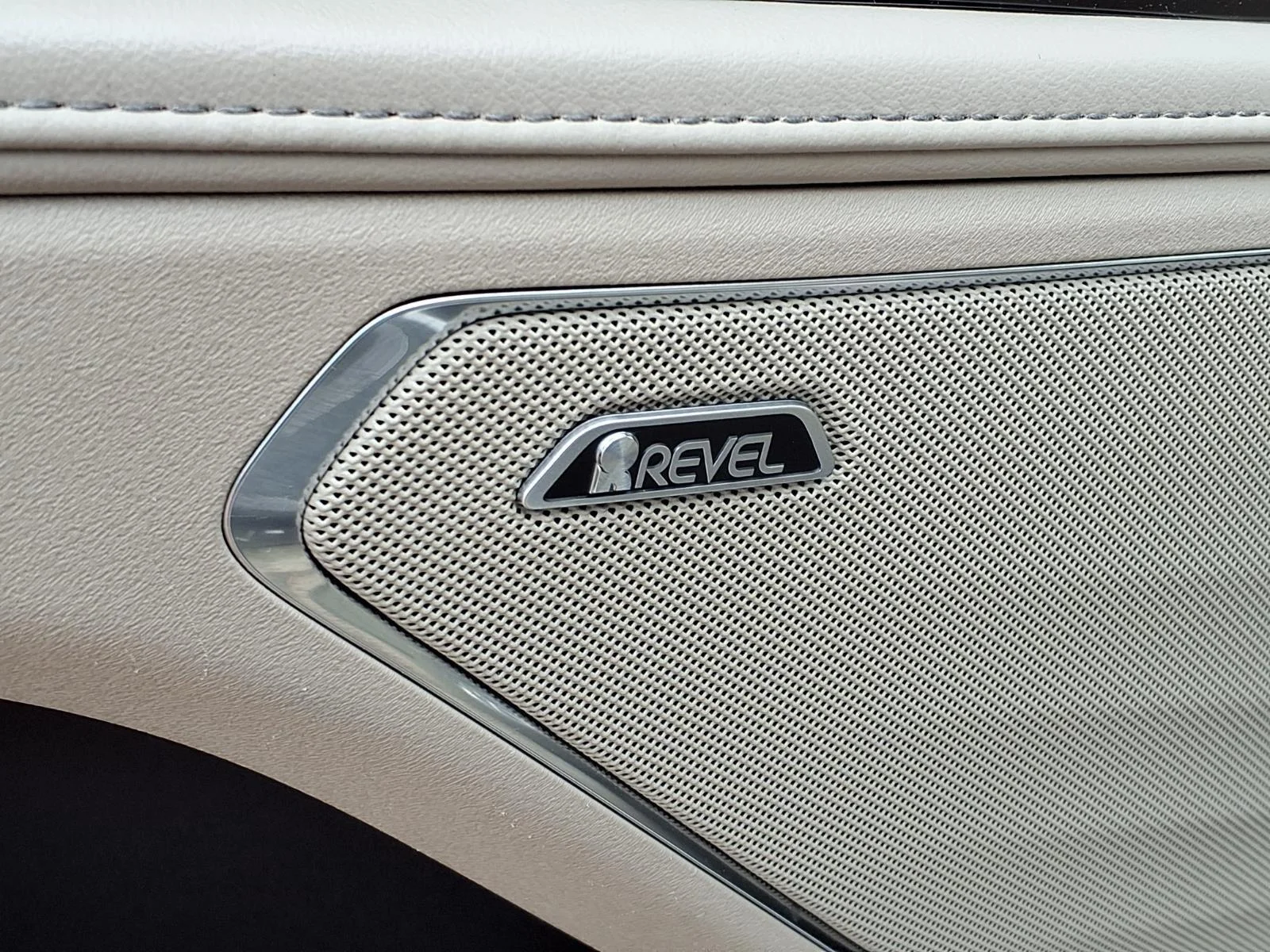 Used 2025 White Platinum Metallic Tri-Coat Lincoln Premiere image 7