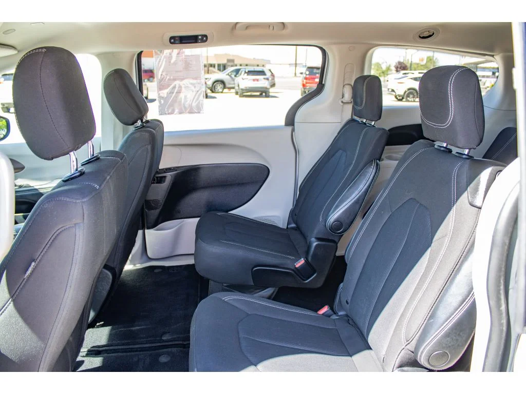 Used 2023 Silver Mist Clearcoat Chrysler LX image 19
