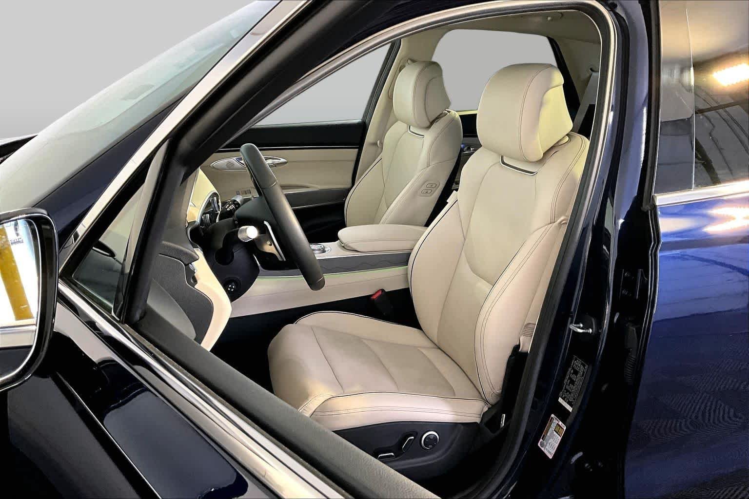 Used 2025 Capri Blue Genesis 2.5T image 9