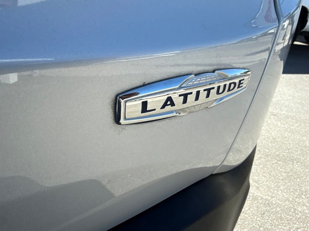 Used 2020 Silver Jeep Latitude image 4