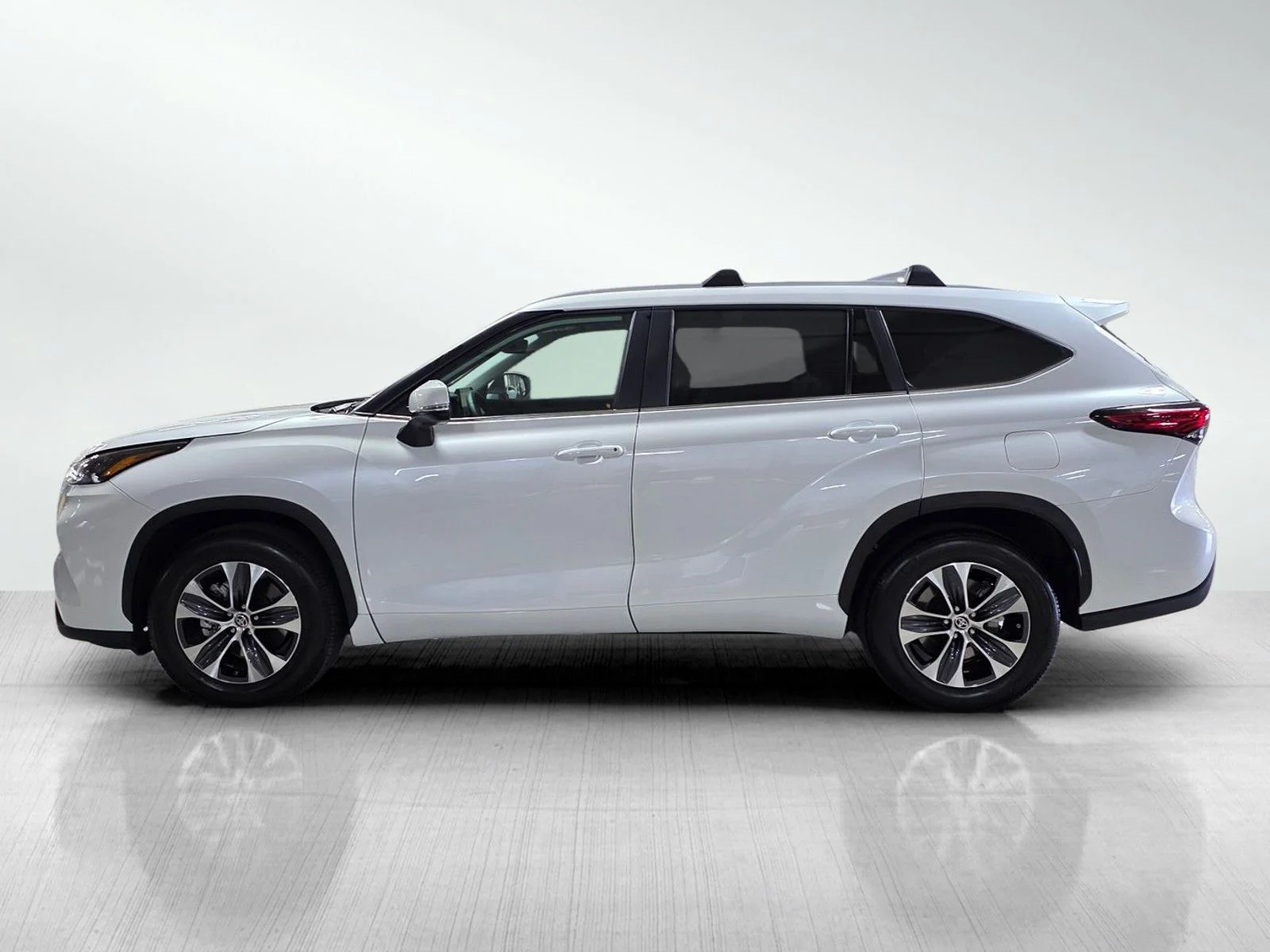 Used 2023 Wind Chill Pearl Toyota XLE image 4