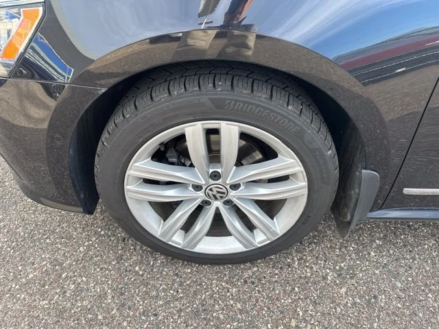 Used 2018 Black Volkswagen 2.0T SEL Premium image 9