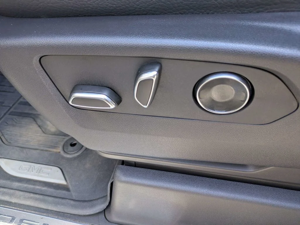 Used 2025 Silver GMC Denali image 21