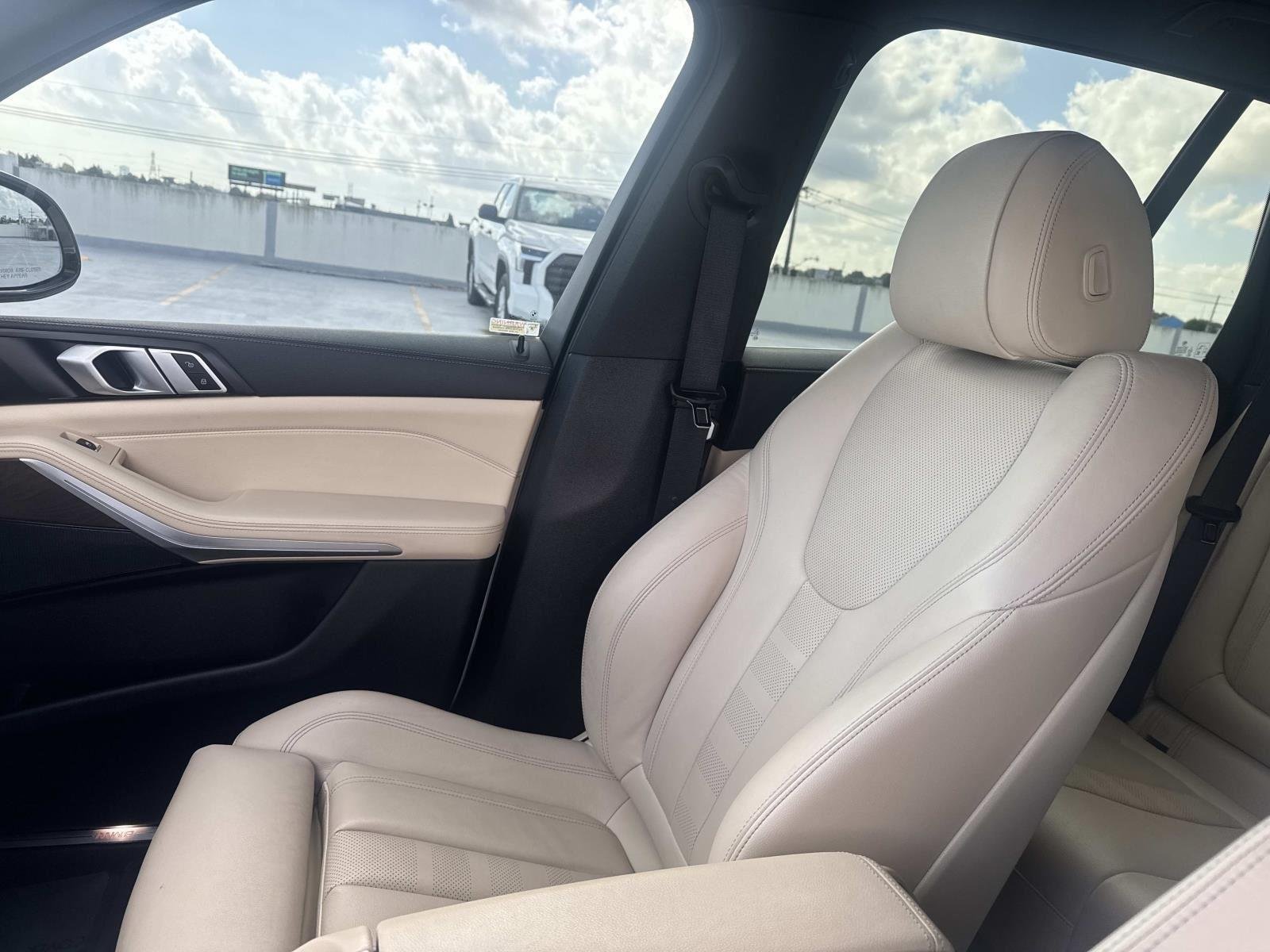 Used 2022 Mineral White Metallic BMW xDrive40i image 15