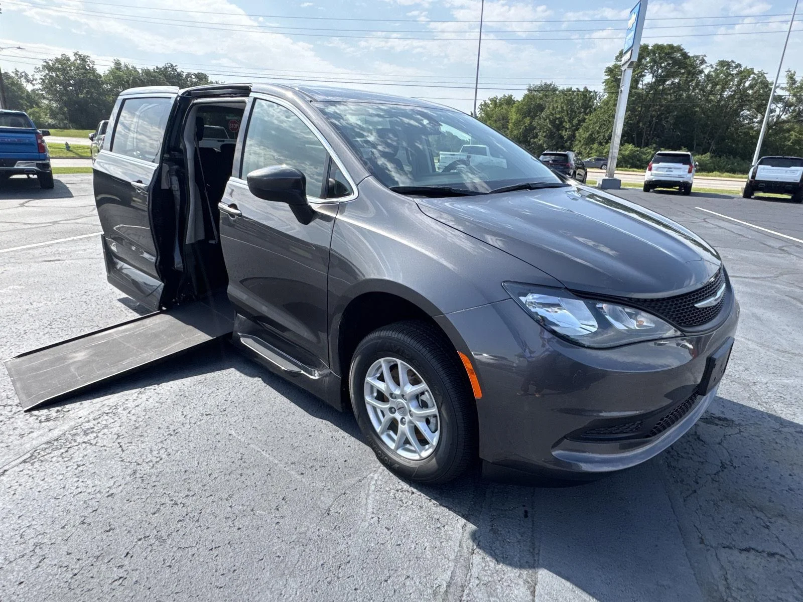 Used 2022 Granite Crystal M Chrysler LX image 2