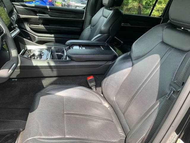 Used 2023 Black Jeep Base image 15