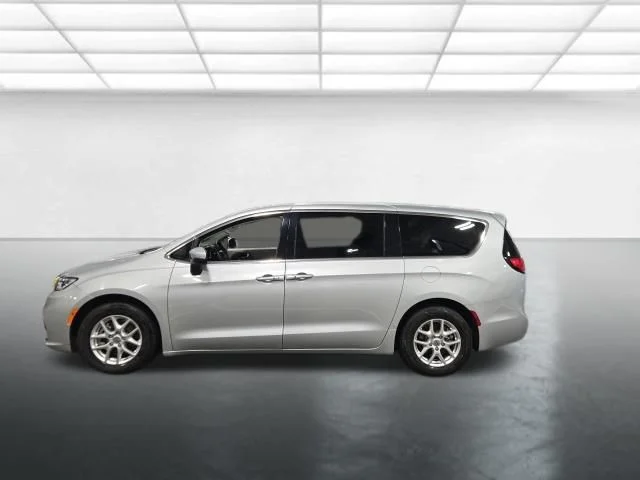 Used 2023 Silver Chrysler Touring L image 7