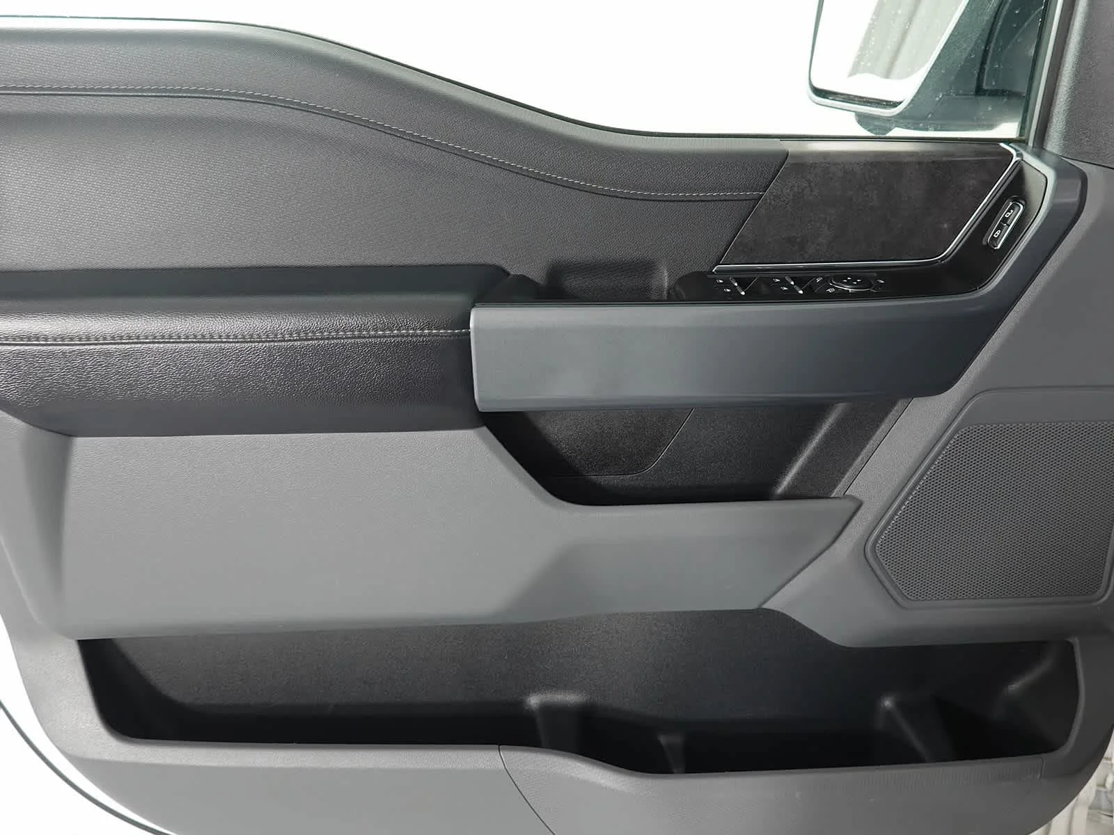 2024 Ford F-150 XLT - Photo 17