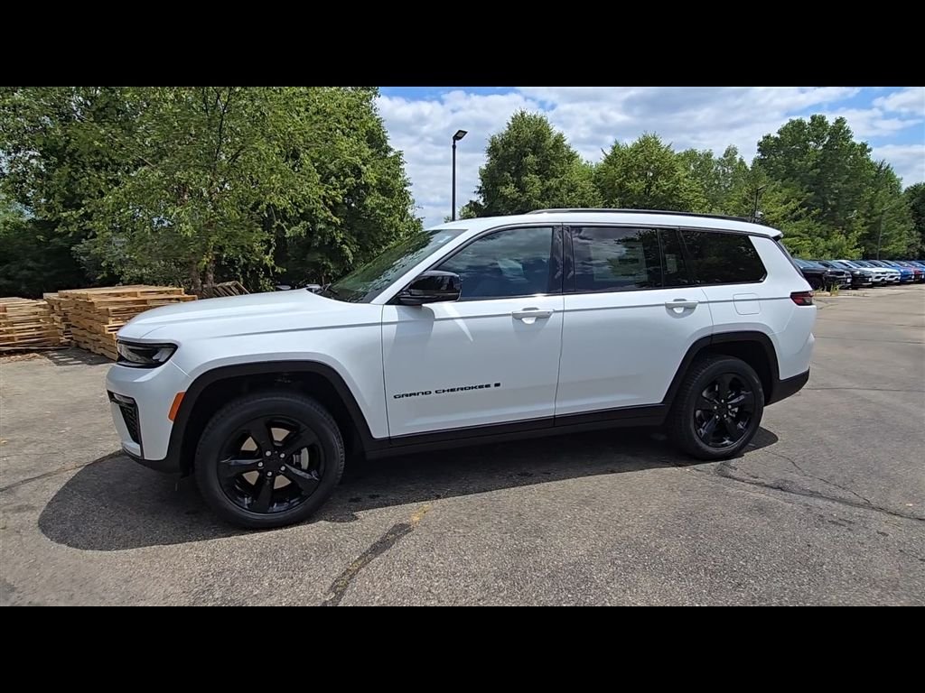 New 2026 Bright White Clear-Coat Exterior Paint Jeep Limited image 6