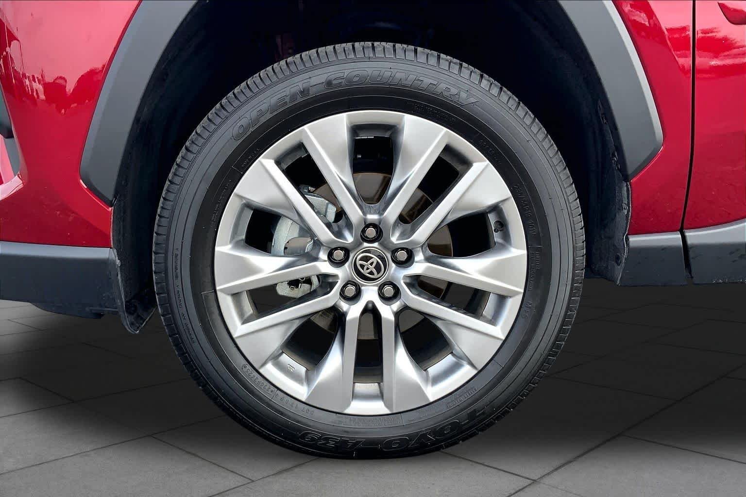 Used 2025 Ruby Flare Pearl Toyota XLE Premium image 11
