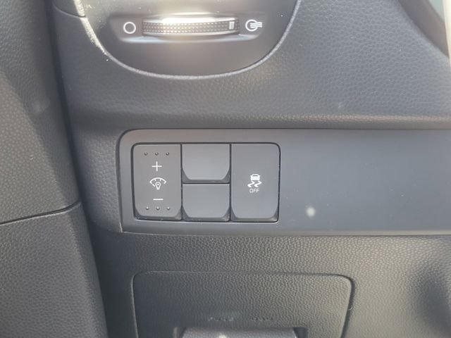Used 2018 White Kia Base image 13