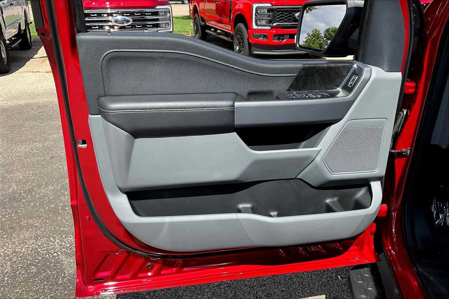 2025 Ford F-150 Lightning XLT - Photo 10