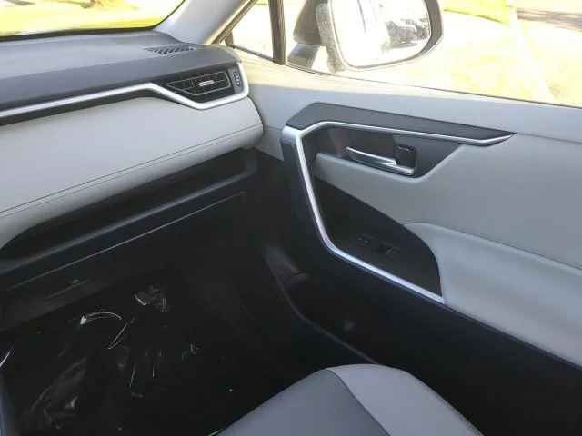 Certified Used 2023  Toyota XLE Premium image 19