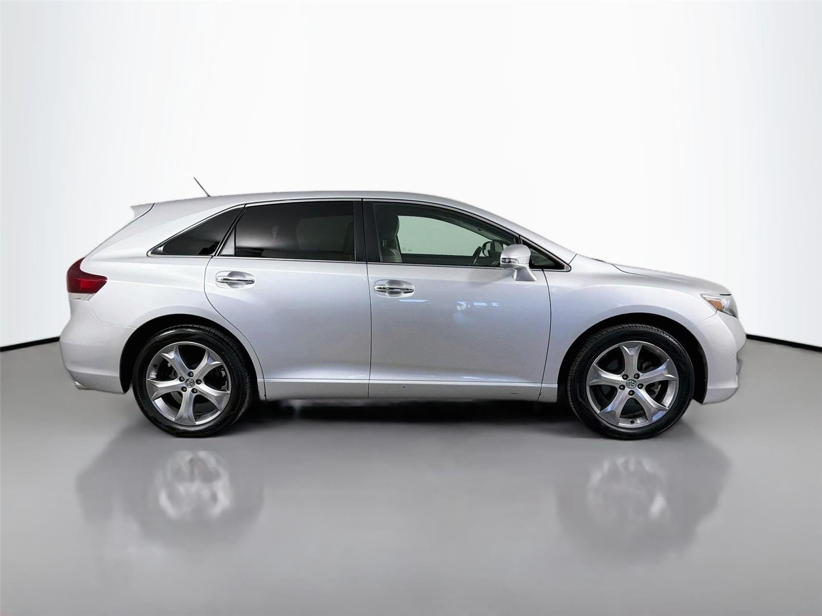 Used 2013 Classic Silver Metallic Toyota Limited image 4
