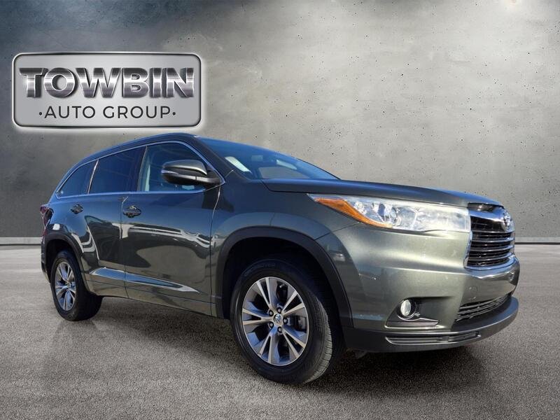 Used 2015 Green Toyota XLE V6 image 2
