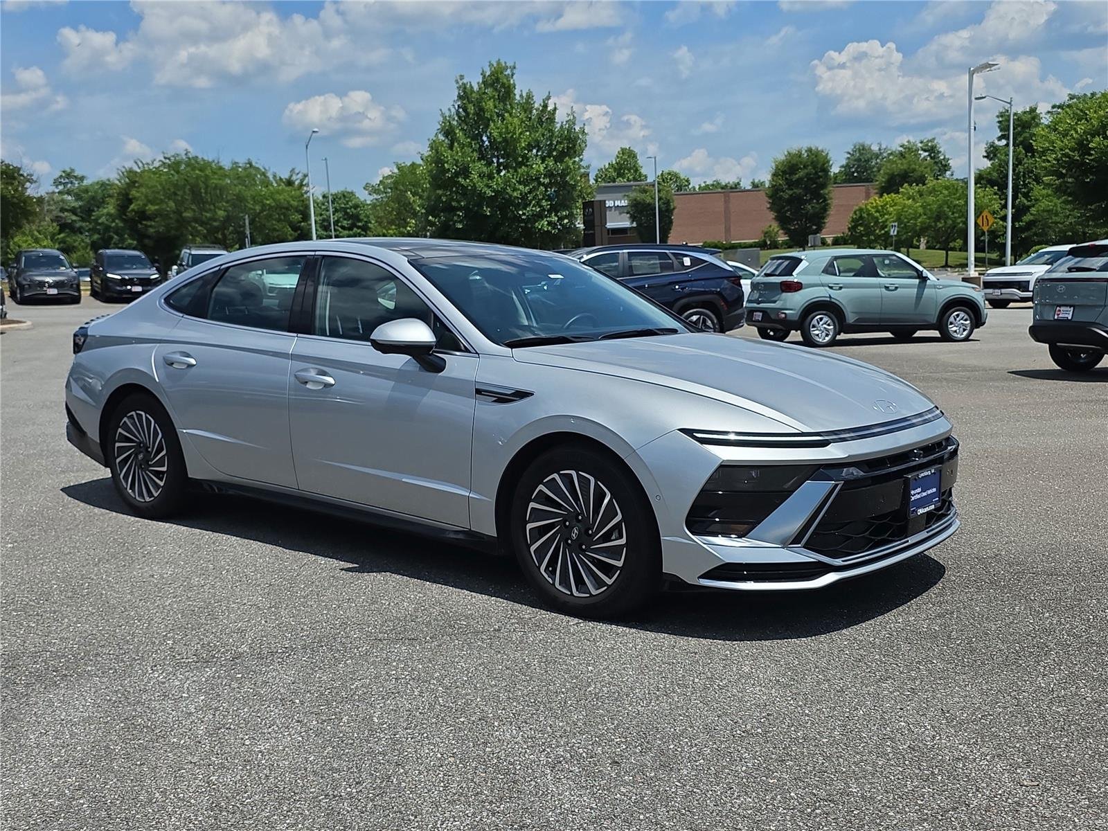 Used 2025 Aero Silver Hyundai Limited image 5