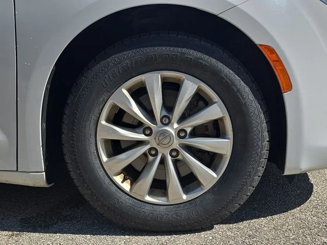 Certified Used 2018 White Chrysler Touring Plus image 41