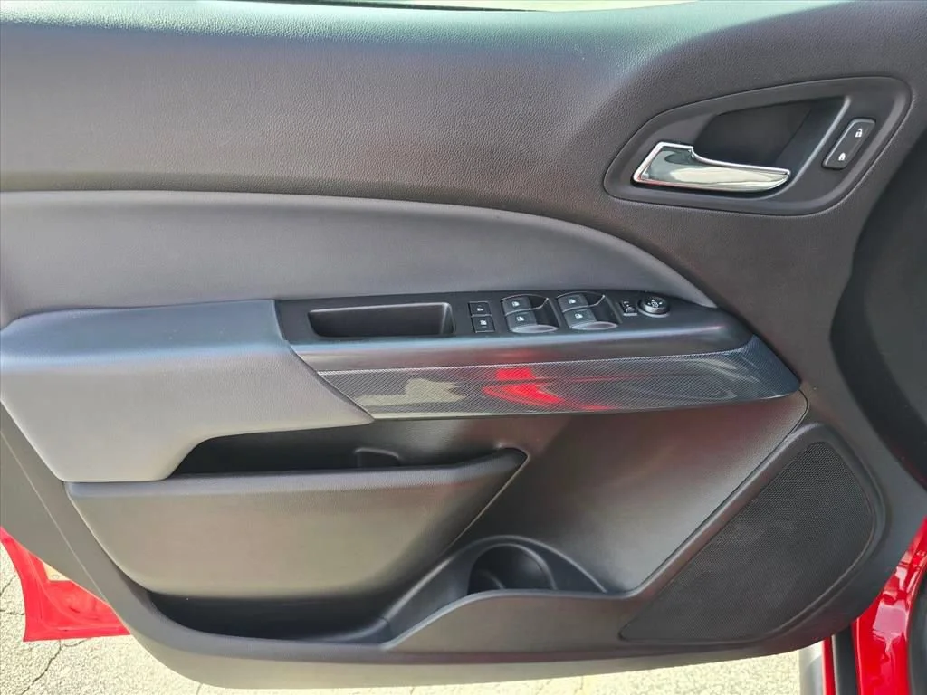 Used 2019 RED HOT Chevrolet 2WD Z71 image 9