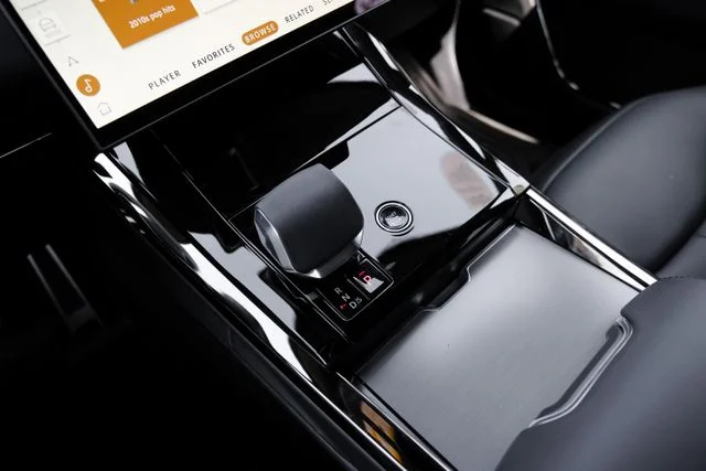 New 2026 Santorini Black Land Rover Dynamic SE image 30