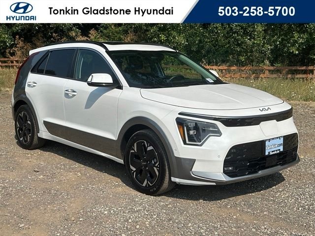 Used 2023 Snow White Pearl Kia Wave image 1