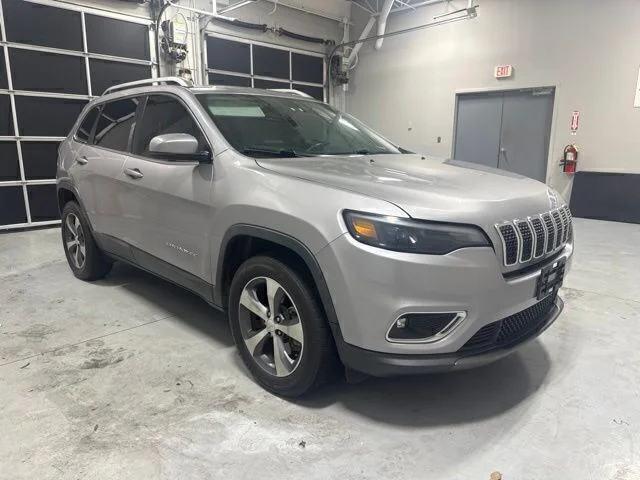 Used 2019 Silver Jeep Limited image 3
