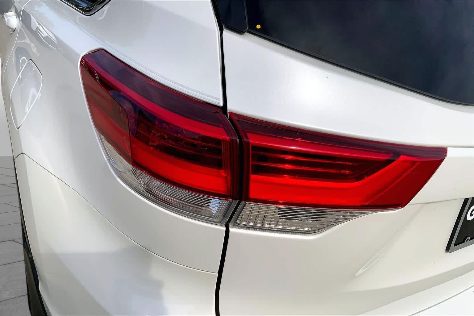 Used 2019 Blizzard Pearl Toyota XLE image 28