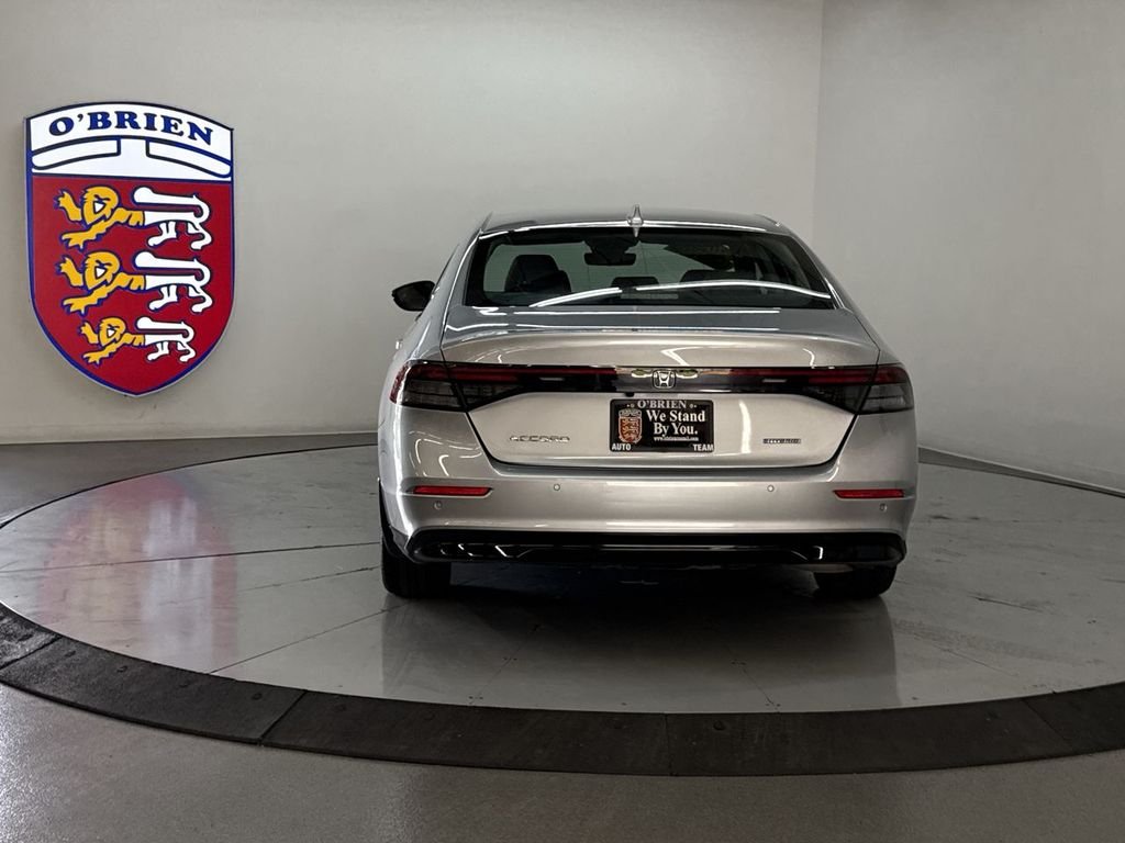 Used 2025 Solar Silver Metallic Honda EX-L image 11