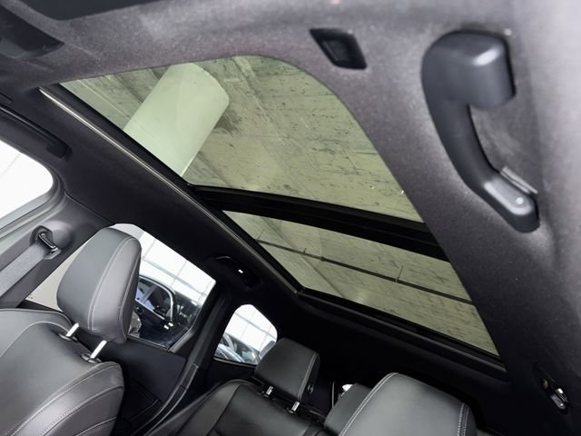 Used 2023 White Metallic BMW xDrive28i image 32
