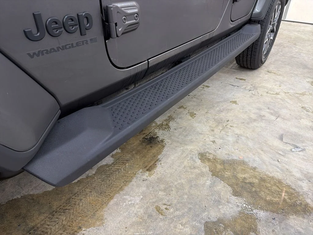 New 2026 Granite Crystal Metallic Clear-Coat Exterior Paint Jeep Sahara image 16