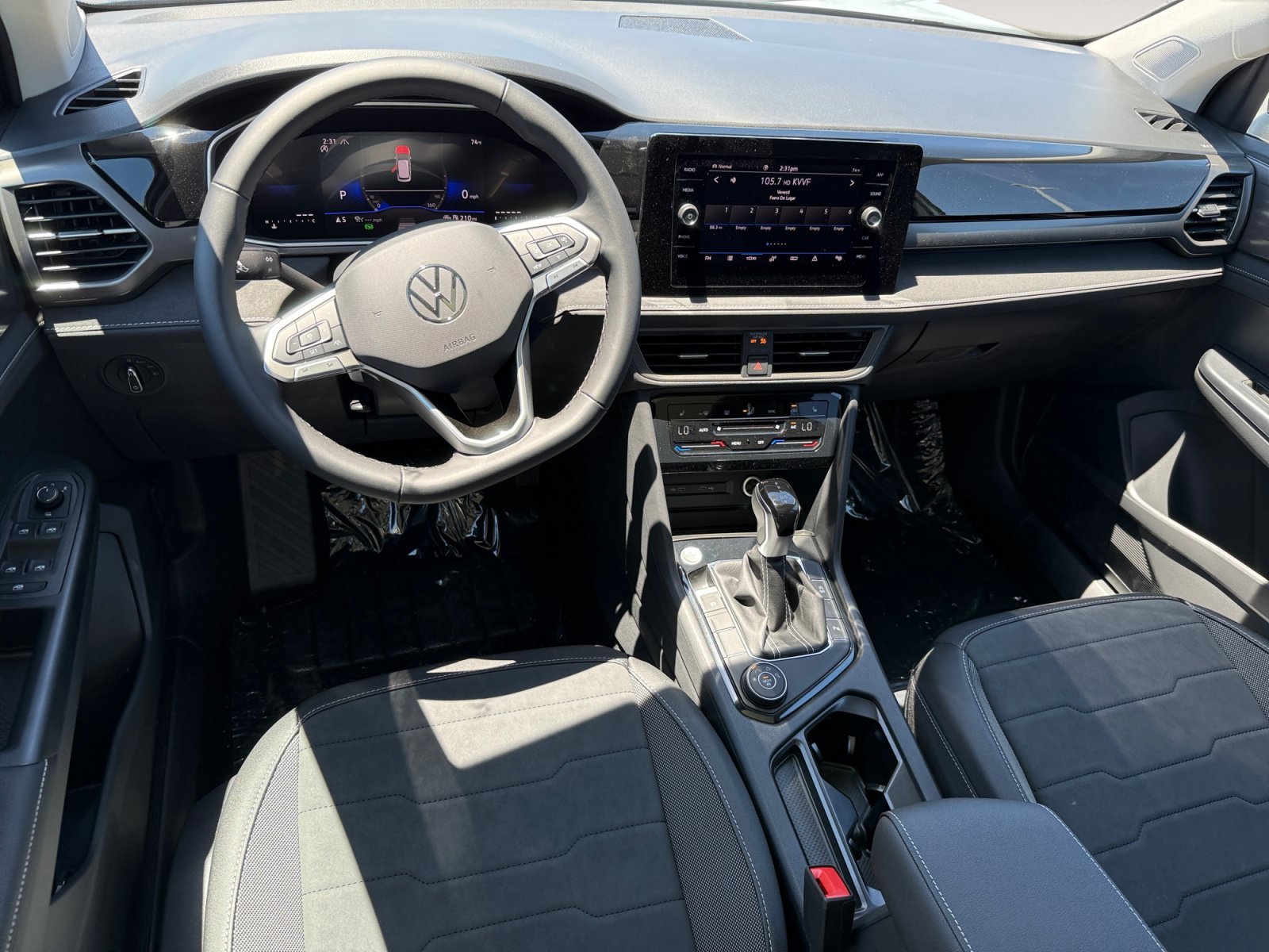 New 2026 Monument Gray W/Deep Black Roof Volkswagen SE Black image 15