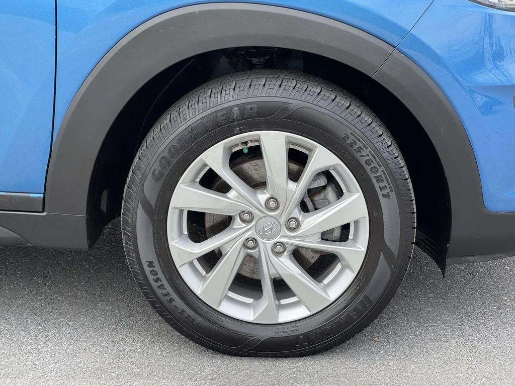 Used 2019 Blue Hyundai SE image 9
