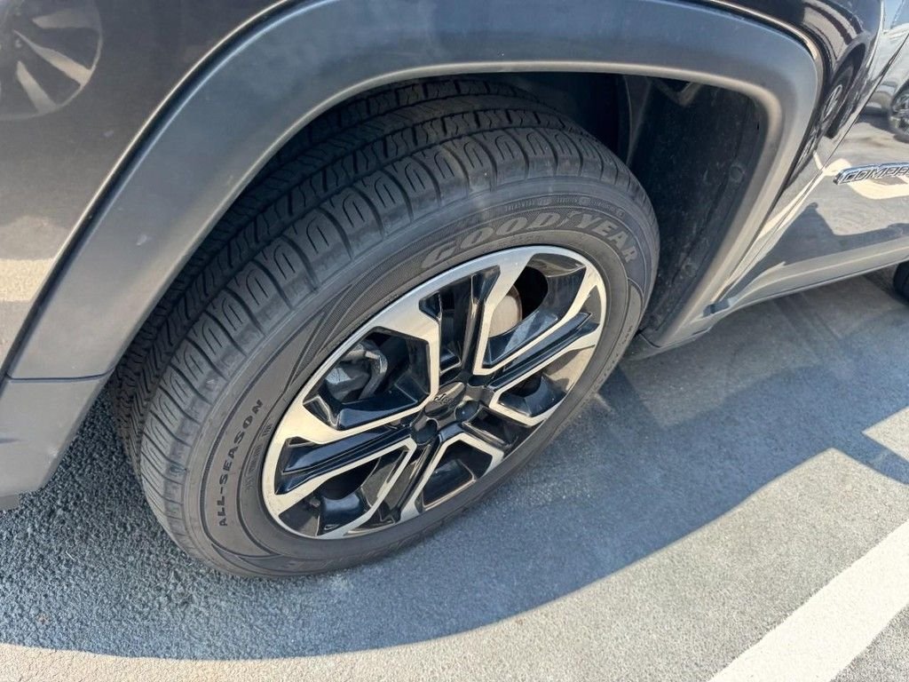 Used 2024  Jeep Limited image 4