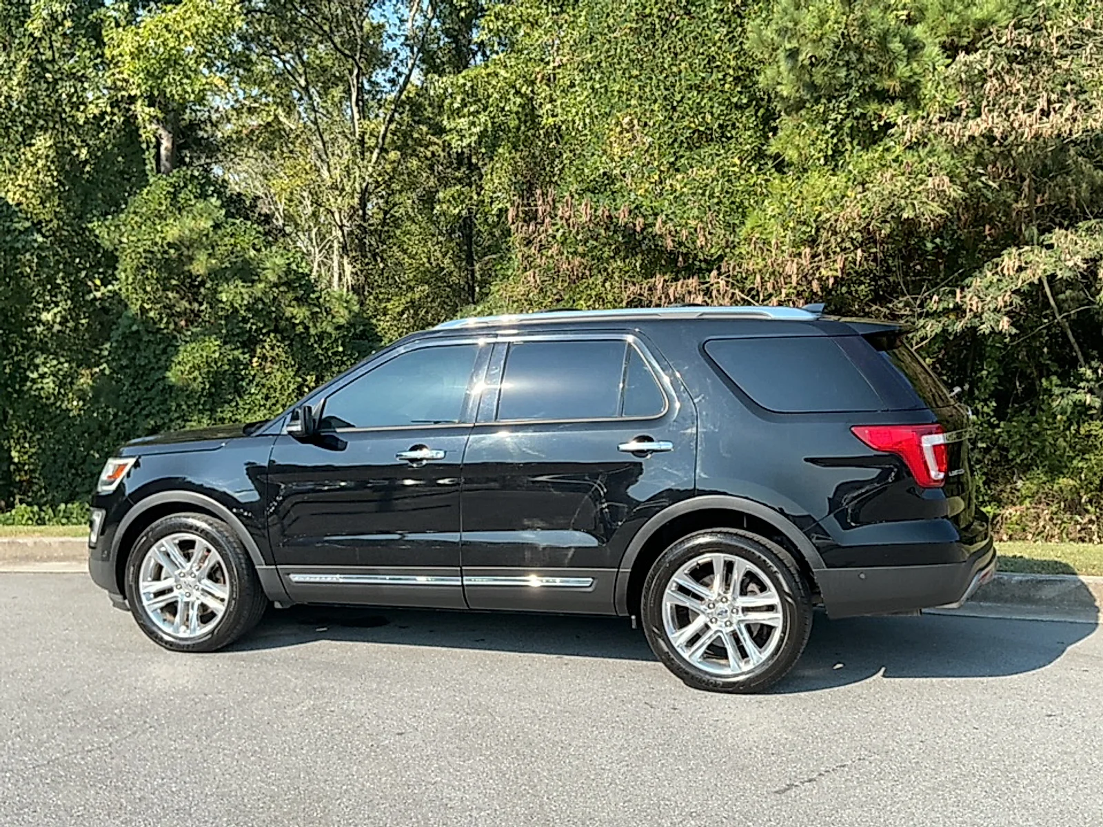 Used 2016  Ford Limited image 3