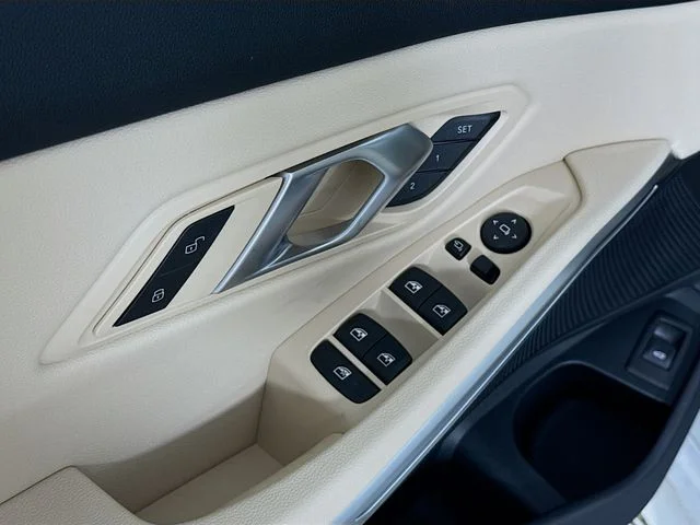 2025 BMW 3 Series 330i - Photo 18