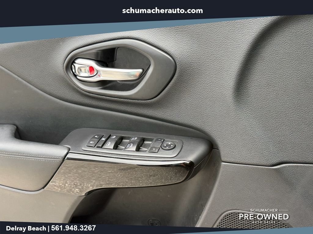 Used 2020 Black Jeep Latitude Plus image 25