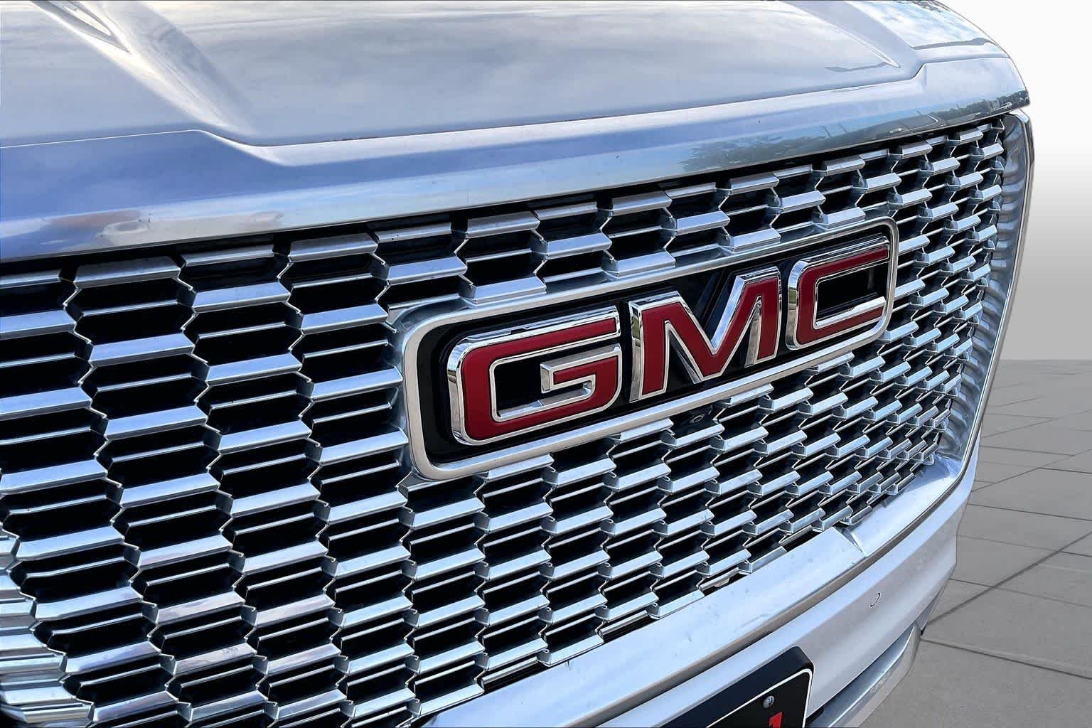 Used 2022 White Frost Tricoat GMC Denali image 30