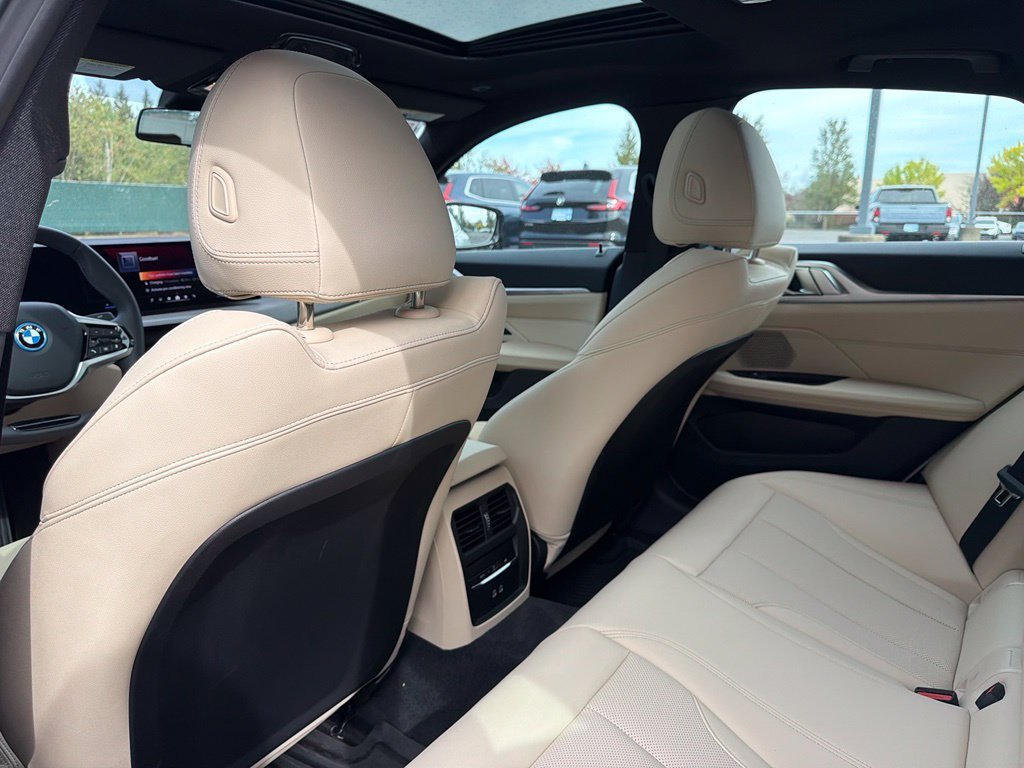 Used 2025 Alpine White BMW xDrive40 image 31
