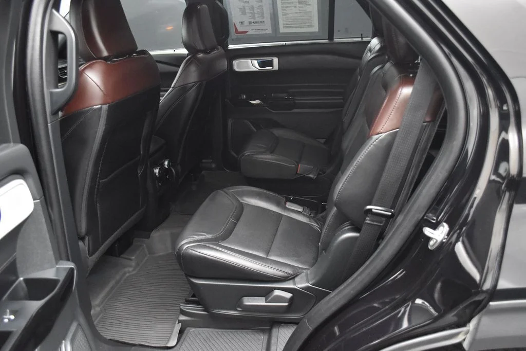 Used 2021 Black Metallic Ford Platinum image 18