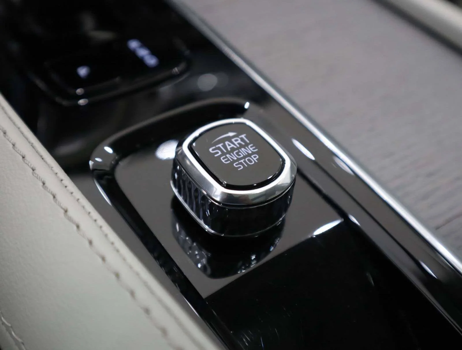 Used 2025 White Volvo Plus image 36