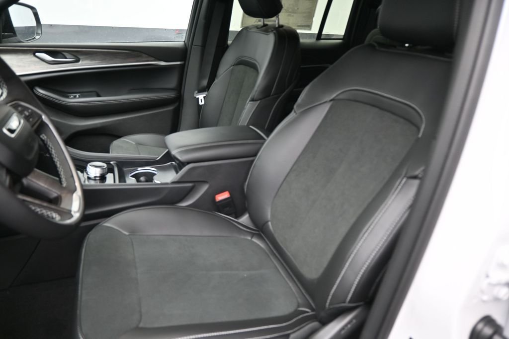 New 2026 Bright White Clear-Coat Exterior Paint Jeep Altitude image 19