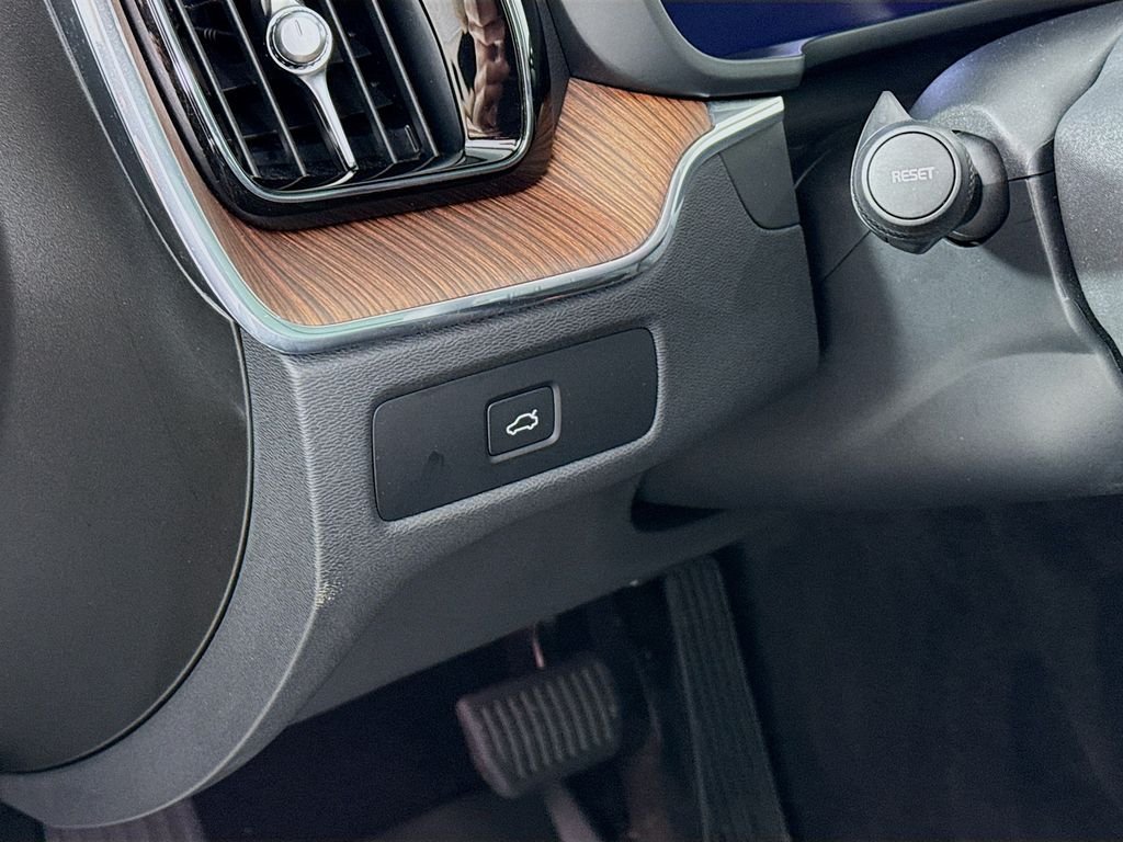 Used 2023 Silver Volvo B5 Ultimate Bright Theme image 11