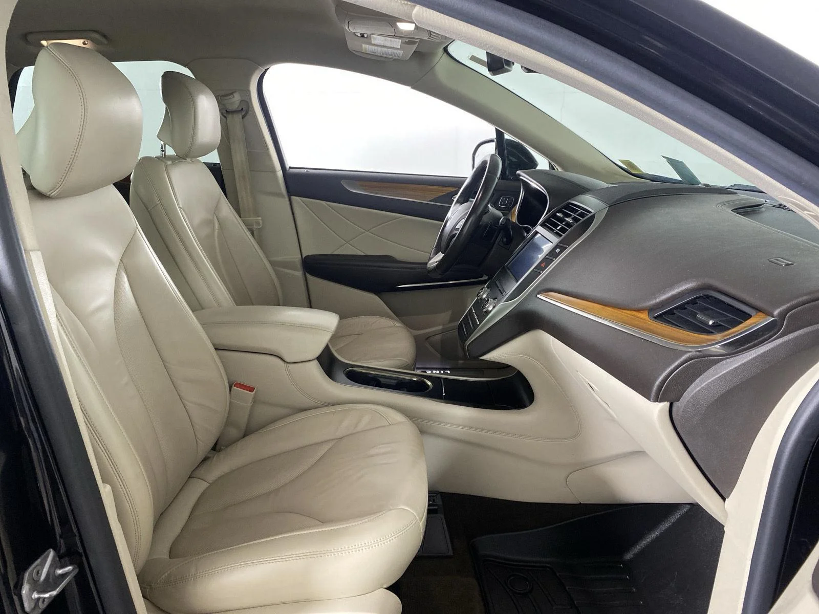 Used 2019 Infinite Black Metallic Lincoln Select image 29
